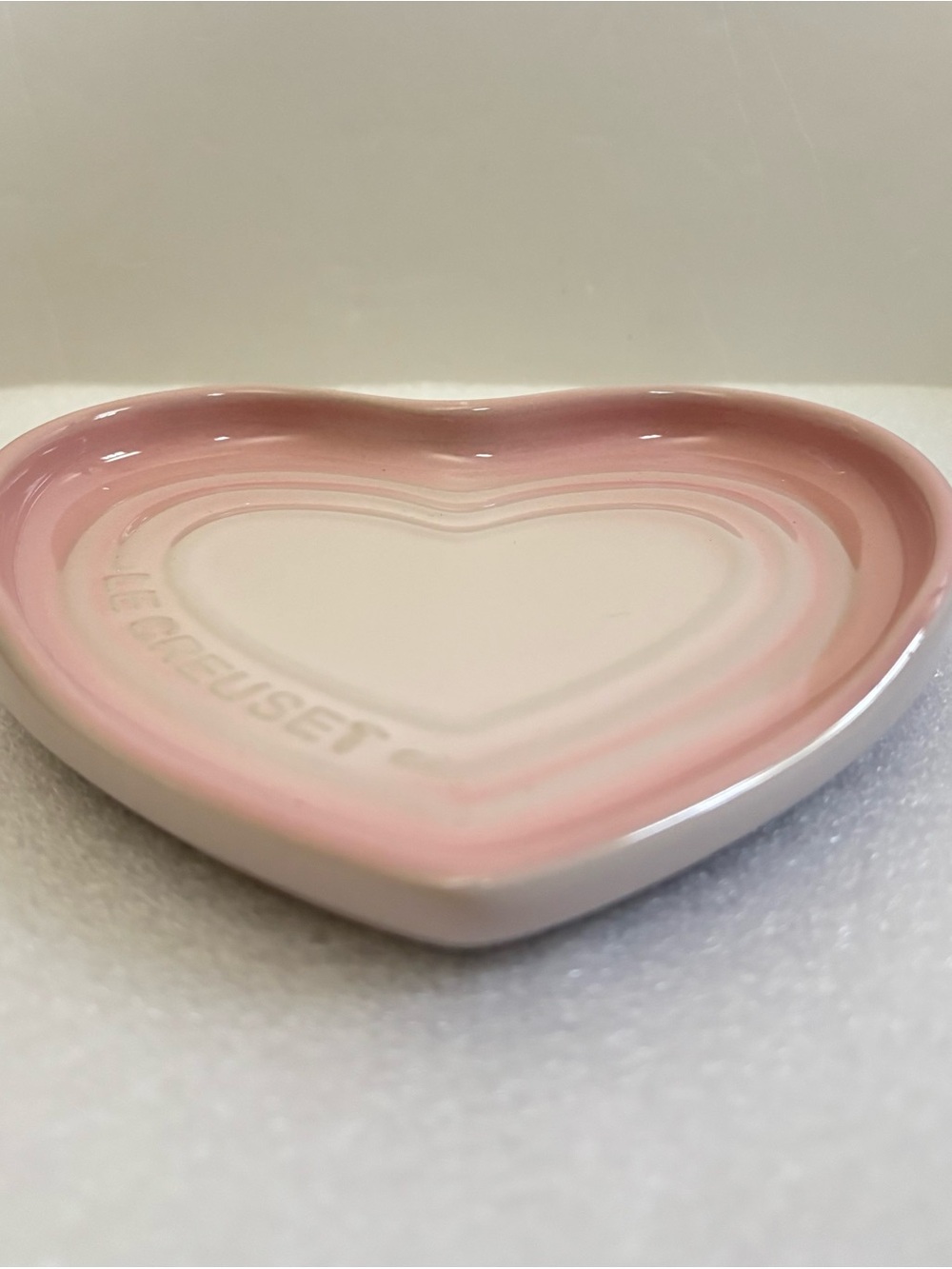 Le Creuset Pink Heart-Shaped, Spoon Rest. - Picture 4 of 6